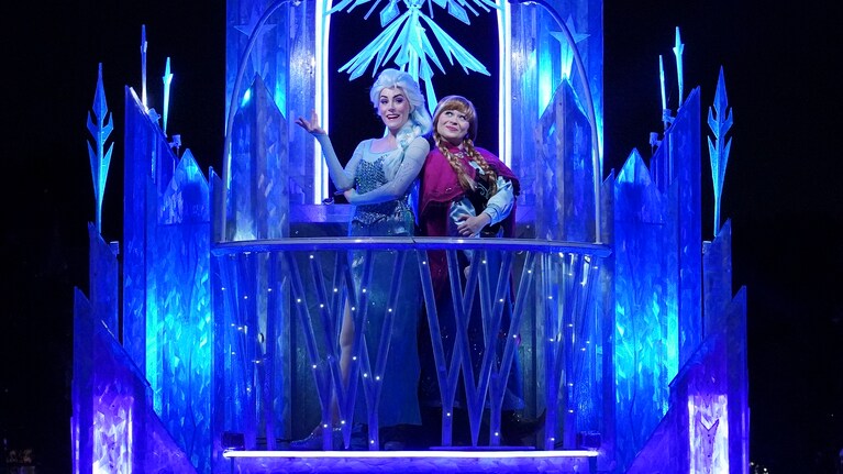 『アナと雪の女王』のアナとエルサが登場（写真提供：ディズニー・デスティネーション・インターナショナル）(c)Disney