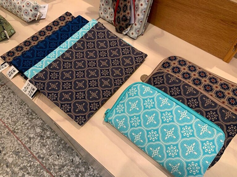 スマートフォンケース 390元。スマートフォンの隣にあるのはA5サイズのブックカバー。ノートカバーとしても利用できます。