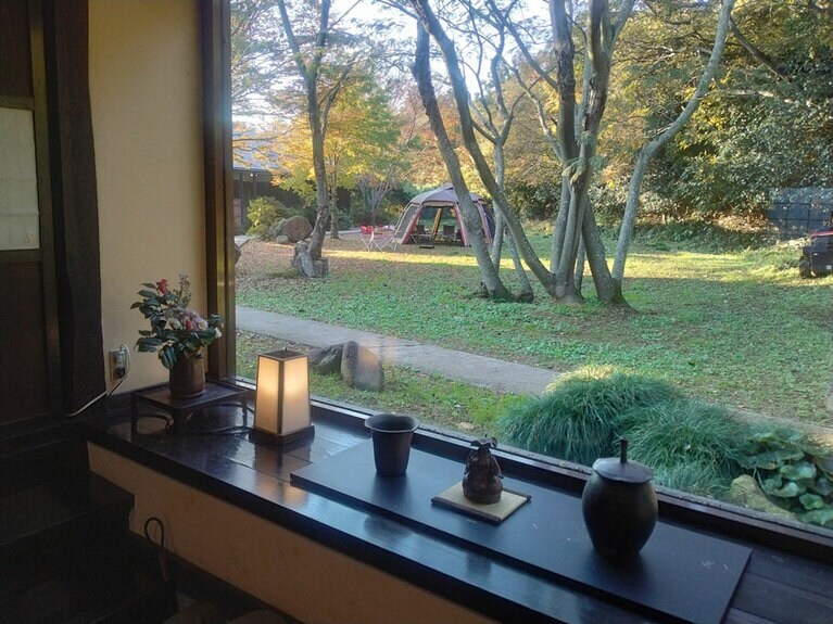 庭のテントで自然を愛でながらくつろぐこともできる。