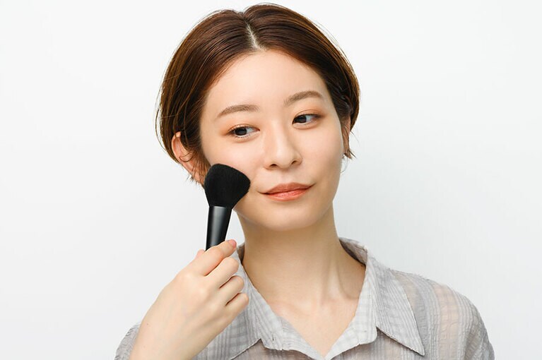 ブラシは縦にして、親指と人さし指でしっかり握る。