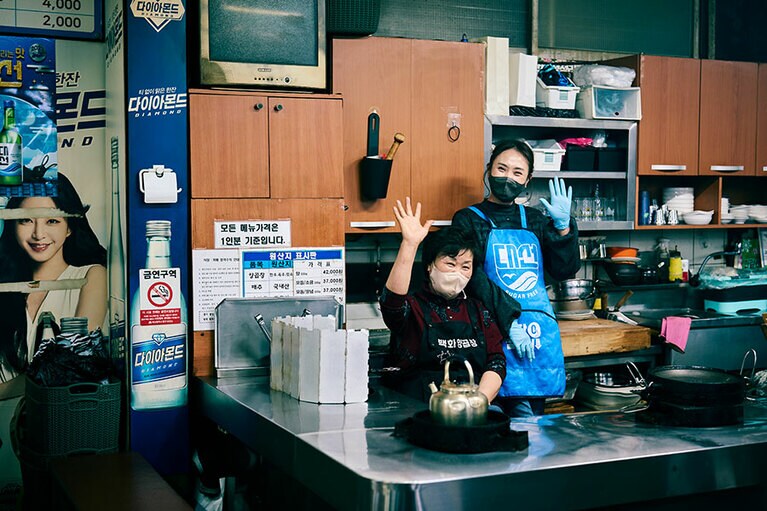 店主のキム・ジョンヒさんと娘のチョン・スンウォンさん。