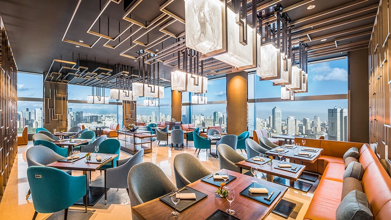 メインダイニング「WASHOKU 蒼天 SOUTEN」(35階)の店内。