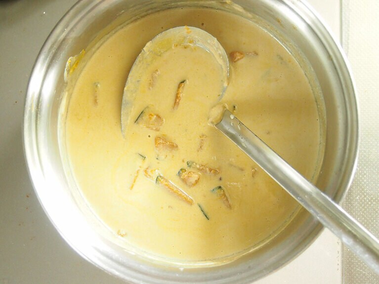 (5) かぼちゃとココナッツミルクが馴染んで、黒砂糖が溶けたら火を止めます。