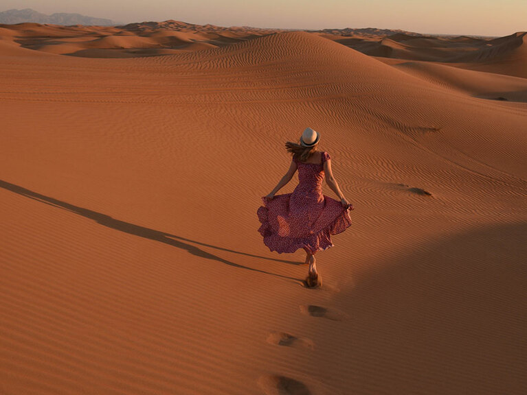 砂漠のなかをお散歩。ドバイに行ったら必ず一度は体験しておきたい！