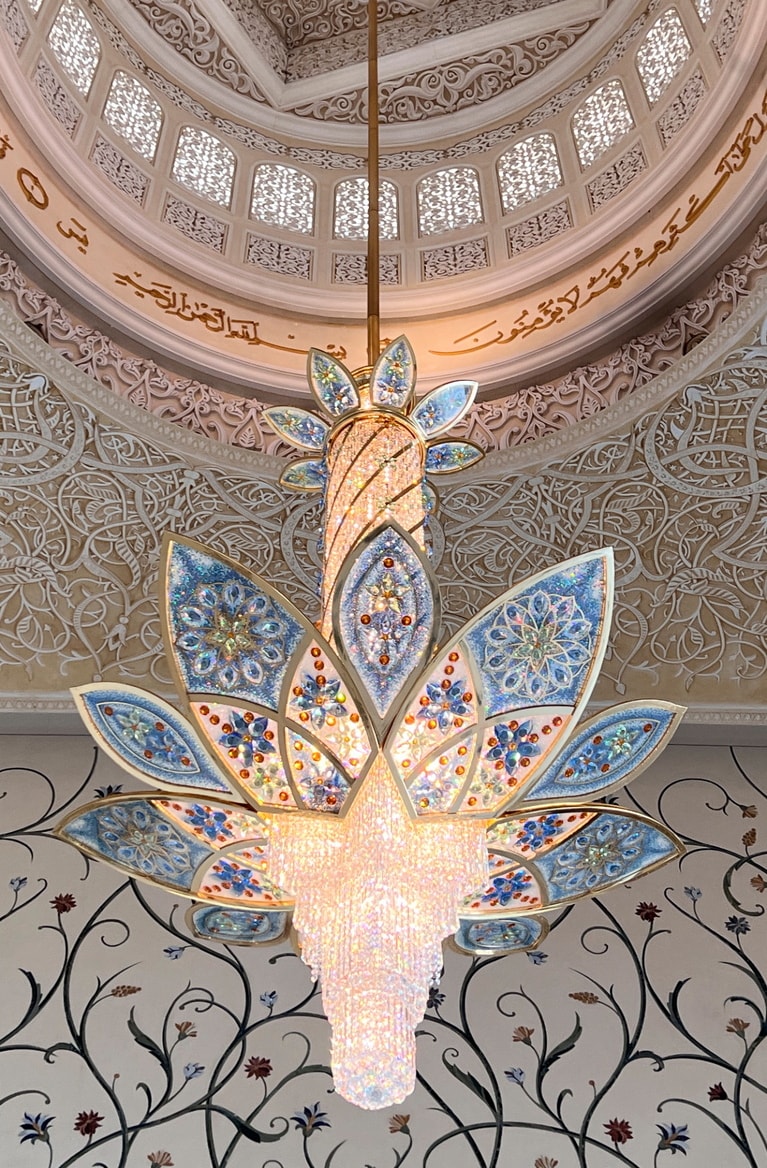 メインホールの手前の部屋にある、花びらのような形をしたシャンデリア。