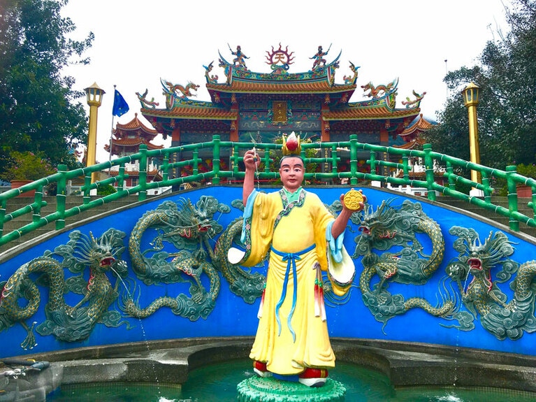 入り口付近にある、伝統的な装飾が施された壁面や銅像。記念撮影の場所としても人気です。