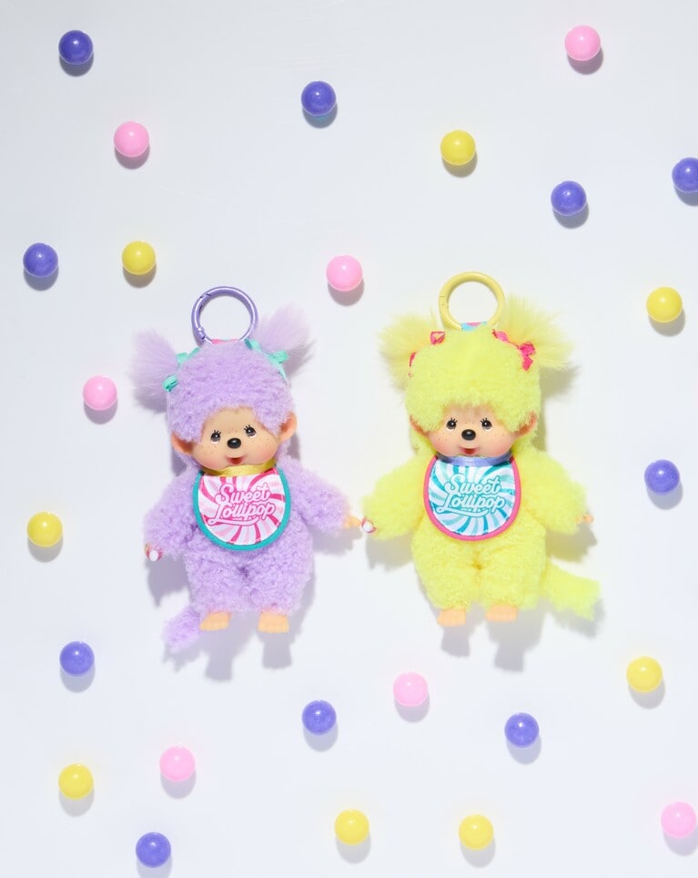スウィートロリポップ モンチッチ キーチェーン（パープル／イエロー） 2,640円。©SEKIGUCHI
