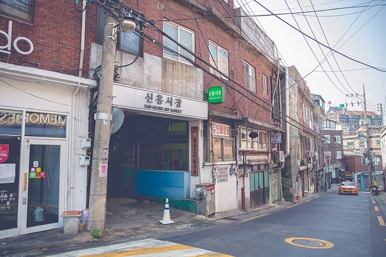 平日は静まり返る場内も休日は若者が押し寄せる。