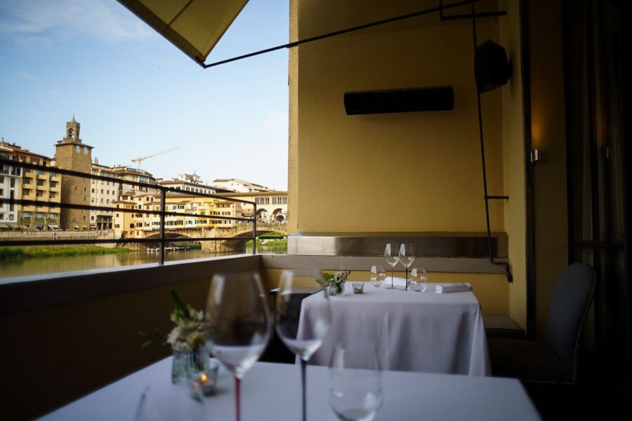 テラス席では、ポンテ・ヴェッキオを眺めながら食事をすることができる。