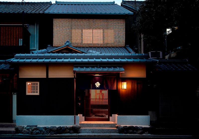 「京の温所 岡崎」は静かな住宅街の中に佇む、築90年の京町家(一軒家)。1棟貸し切りで、1～6名で利用可能。