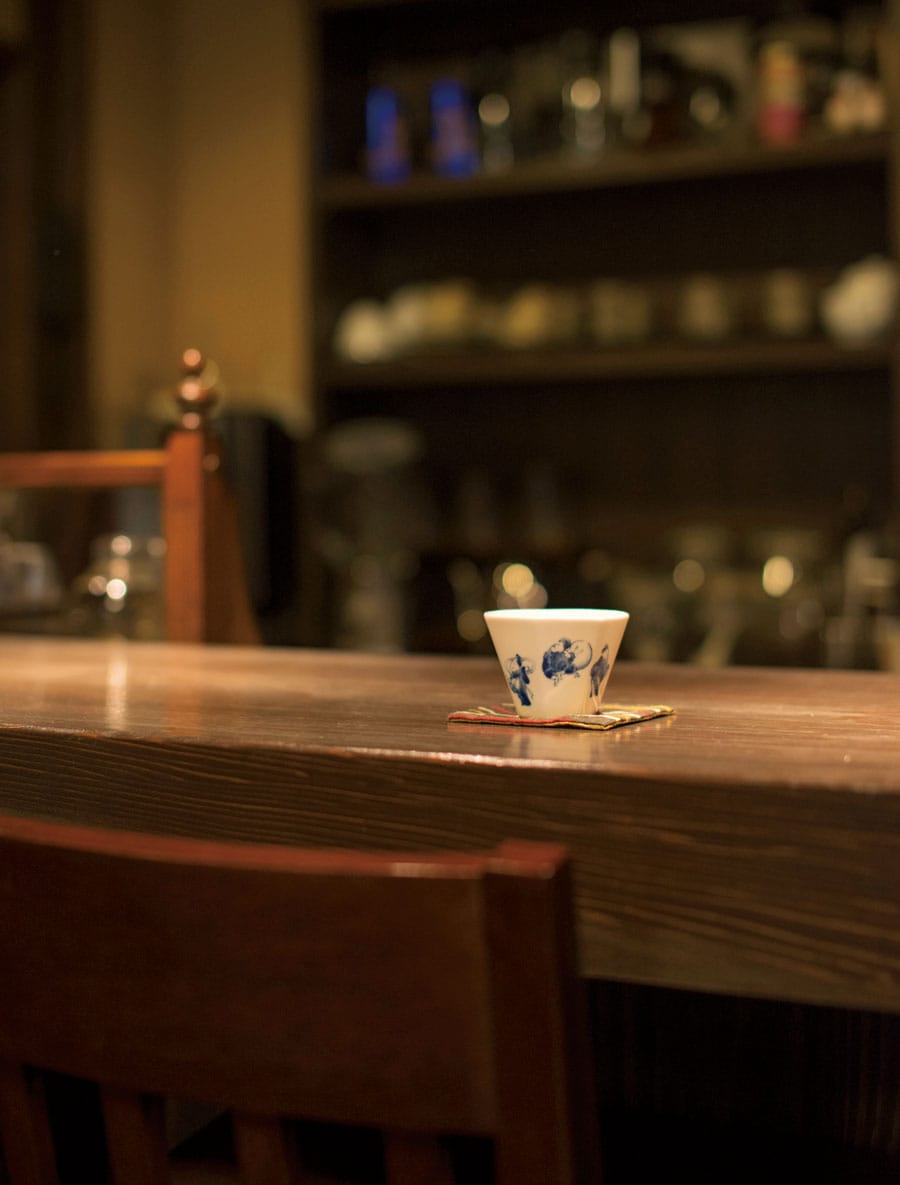 【旅館 山河】ロビーの一角のカウンターは、淹れたてのコーヒーが楽しめる喫茶コーナー。Photo: Hiroshi Mizusaki