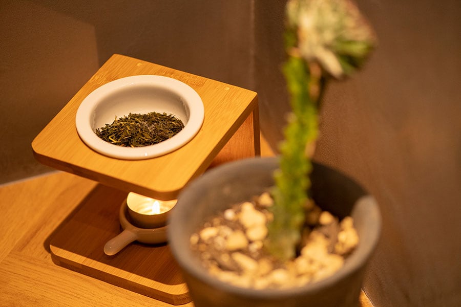 鍼灸院「Harriet TOKYO」に入ると、まず茶香炉で煎じるお茶の香りがほのかに漂う。