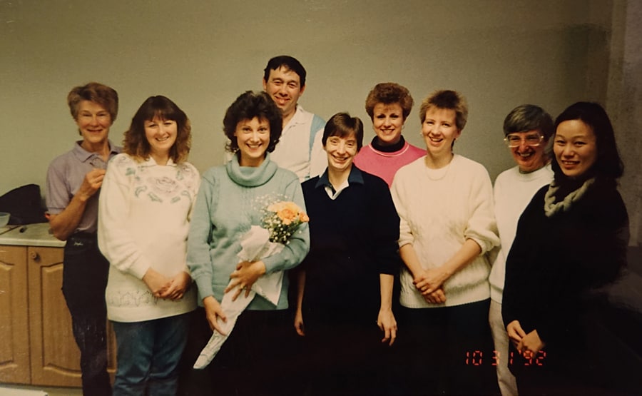 1992年、南さん(右端)が通っていたシャーリープライス・アロマテラピー専門学校の教師やクラスメイトとの思い出の写真。