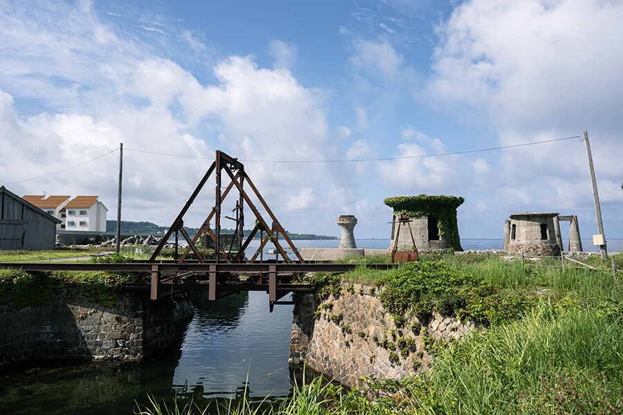 明治に築かれた鉱山のための港の跡。三角形が目を引く橋は「トラス橋」。