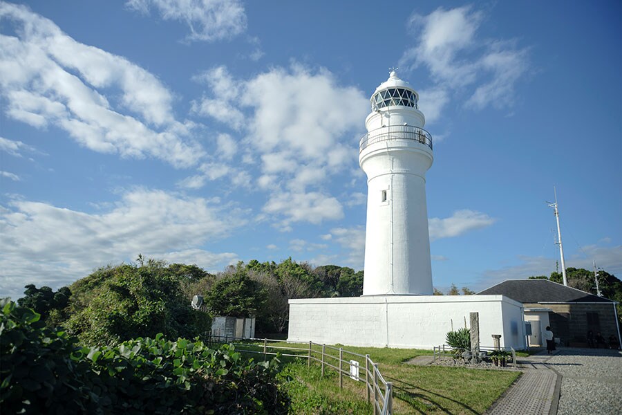 和歌山県東牟婁郡串本町にある潮岬灯台は江戸時代末期の江戸条約により建設が決定した、8つの条約灯台のうちの1基。