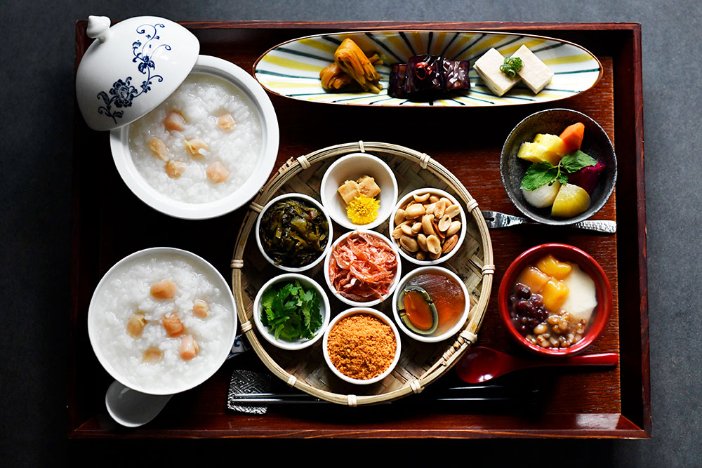 体が内側から喜ぶ、台湾式朝食。貝柱のお粥、7種の薬味など滋味がたっぷり！