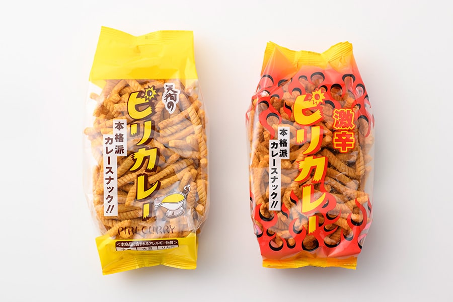 【京都府】天狗製菓の「ピリカレー」。左から：ピリカレー、激辛ピリカレー 各100円(参考小売価格、95g)。