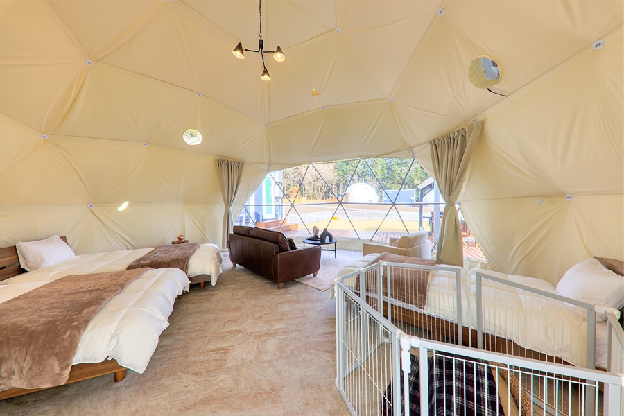 富士宮市では初となる、専用ドッグラン付きのドームテントも。室内には愛犬用グッズも充実。