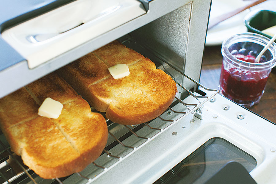 トーストモードなら「感動的！」とパン好きやプロをもうならせる最高の仕上がりに。BALMUDA The Toaster 22,900円。