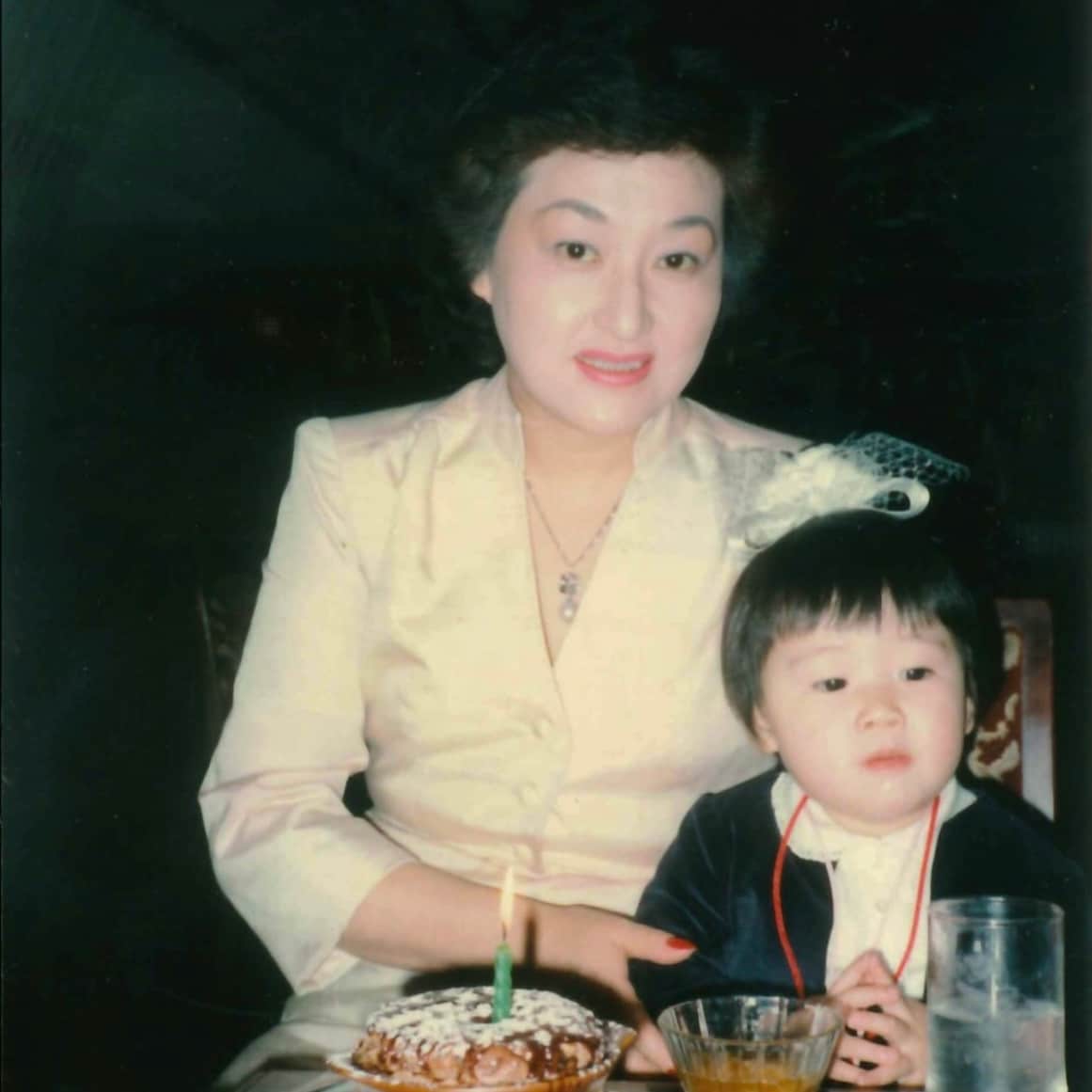 細木かおりさんが公開した母・細木数子さんとの貴重な２ショット（「細木かおり」公式Instagramより）。