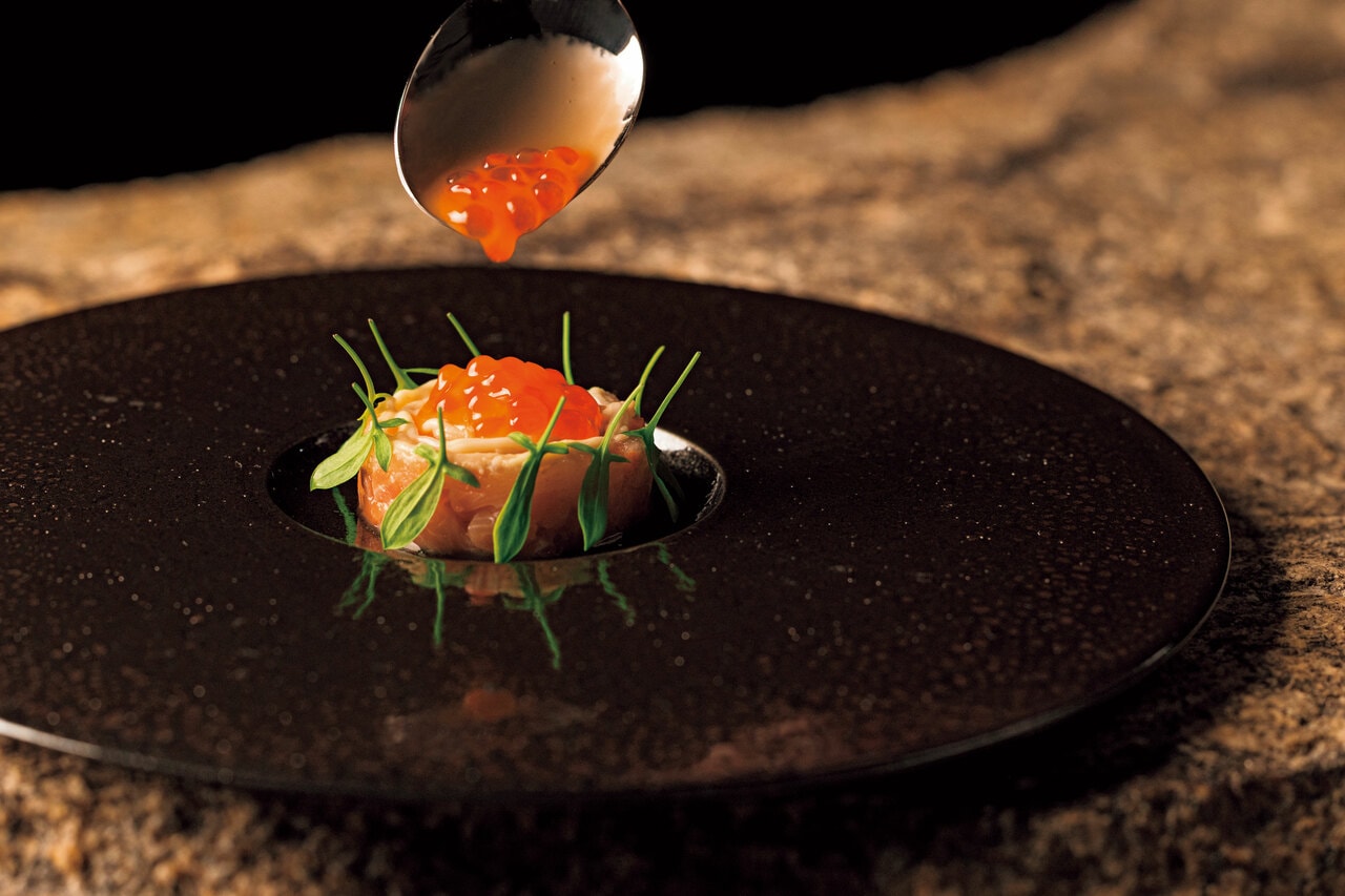 日本各地の家庭料理を現代の解釈と技法で再構築したディナーコースから「しもつかれ」。