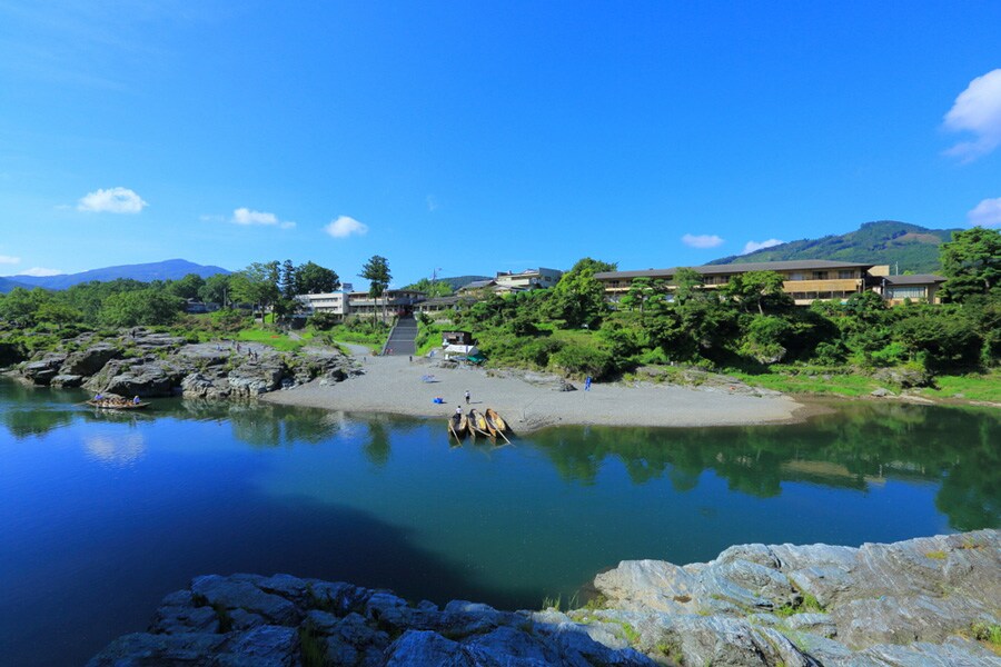 美しい景観に溶け込むようにたたずむ老舗旅館。