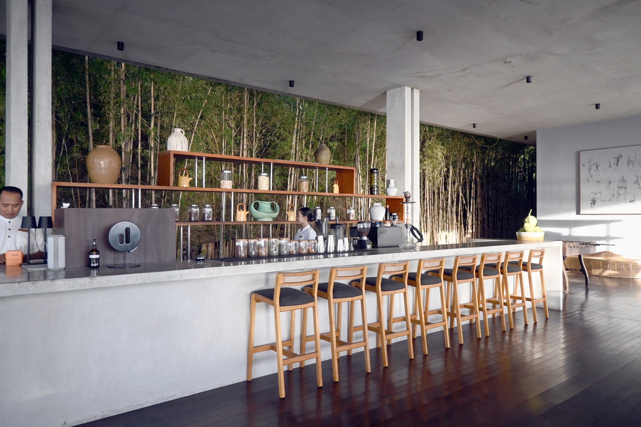 カウンターバーでカクテルをオーダーし、インフィニティプールへ。