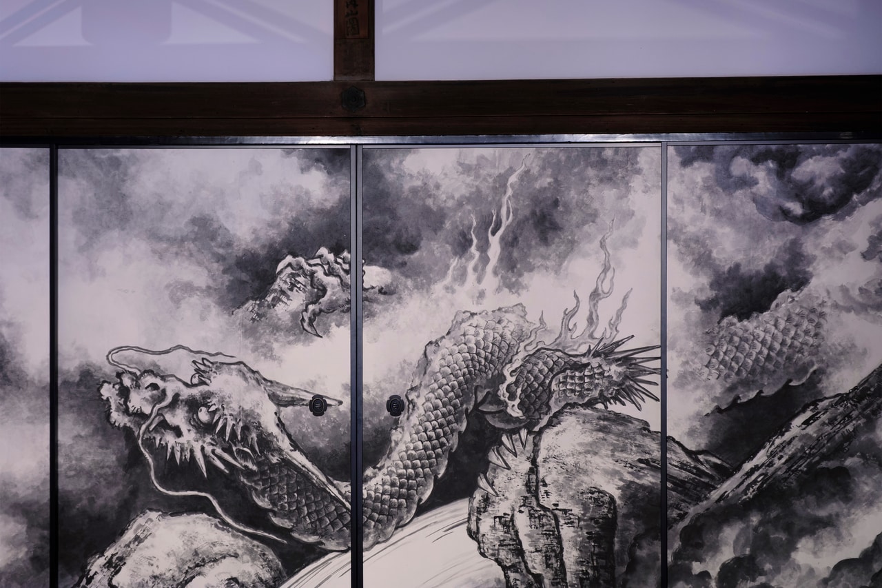 岩に爪をかけ、飛び立とうとする第2の龍。