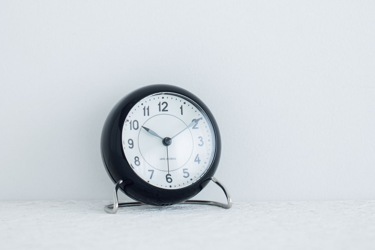 「アラームテーブルクロック・ステーション・ブラック」W11×D6×H12cm 22,000円／アルネヤコブセン