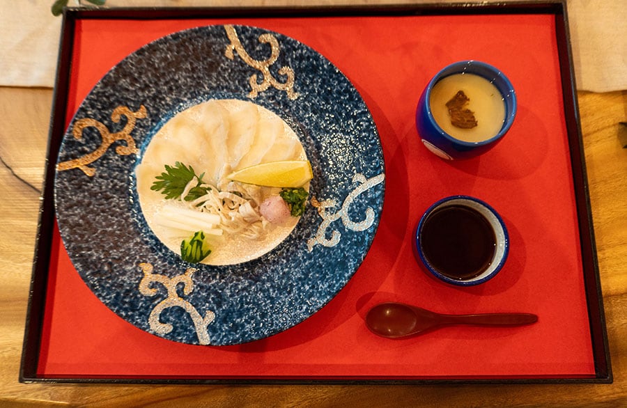 「橘湾の恵み」。ふぐのてっさとふぐのアラ出汁を使った茶碗蒸しのセットは繊細でありながら濃厚な味わい。地元野菜との相性も抜群だ。