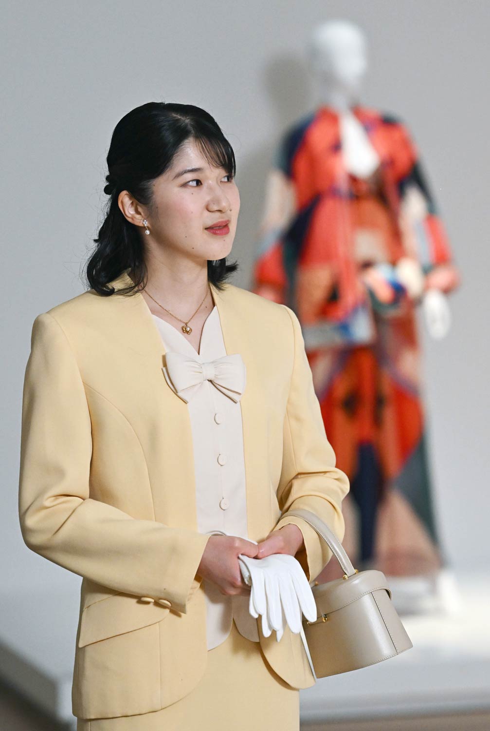 6月25日、「生誕100年 森英恵 ヴァイタル・タイプ」展を鑑賞される愛子さま［代表撮影］。雅子さまもお召しになった森英恵氏デザインのセットアップは胸元のリボンが印象的　©時事通信社