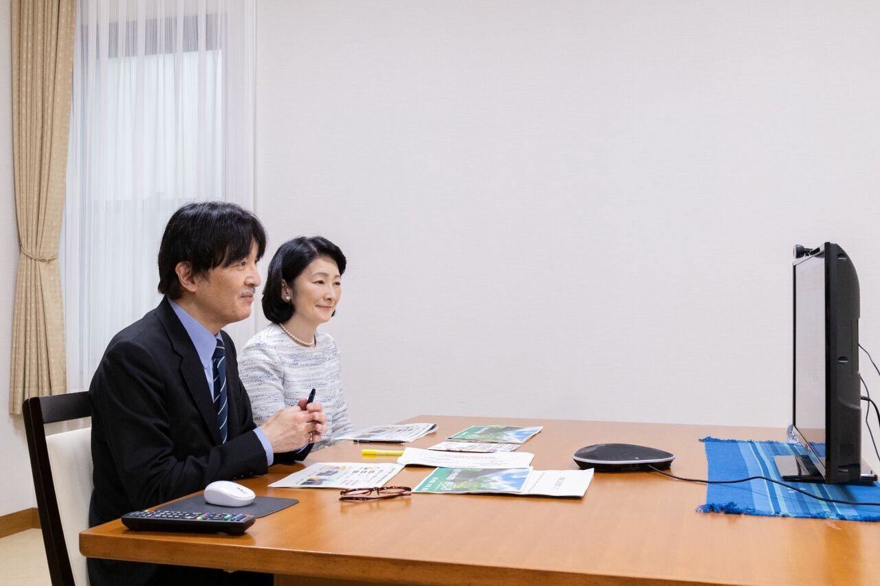 2021年5月17日、地域おこし協力隊他と接見される秋篠宮皇嗣同妃両殿下（宮内庁提供）