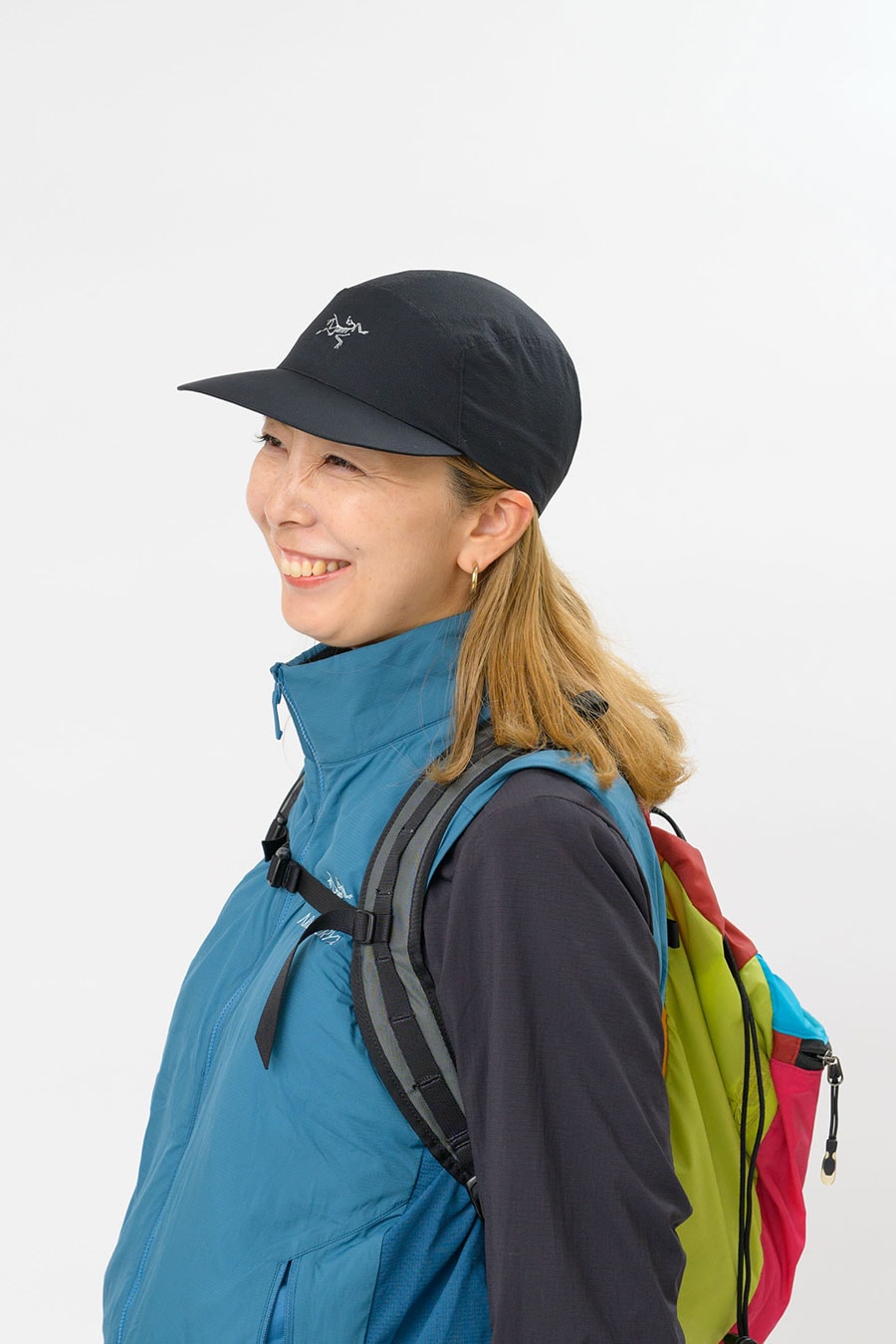 頭の形にフィットするキャップは、登山の時の必需品。アークテリクスのアイテムは色がきれいで、自然の中に降り立ったときにも浮かないところがいい。