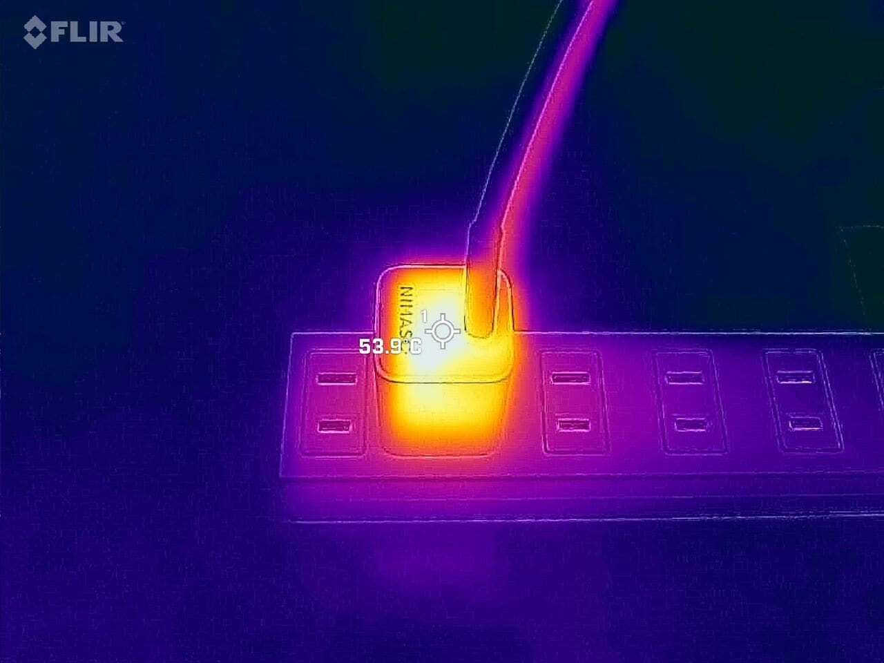 もっとも熱が上がりやすい本体正面をサーモカメラで測定。ピーク温度がもっとも低いのはNIMASOの53℃でした