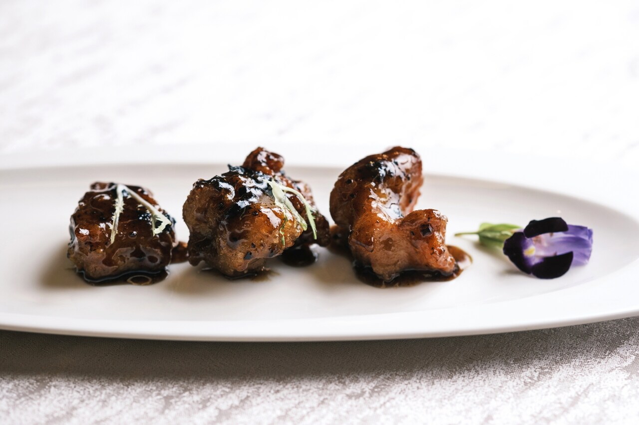 「蜂蜜と豆豉風味のスペアリブ」。