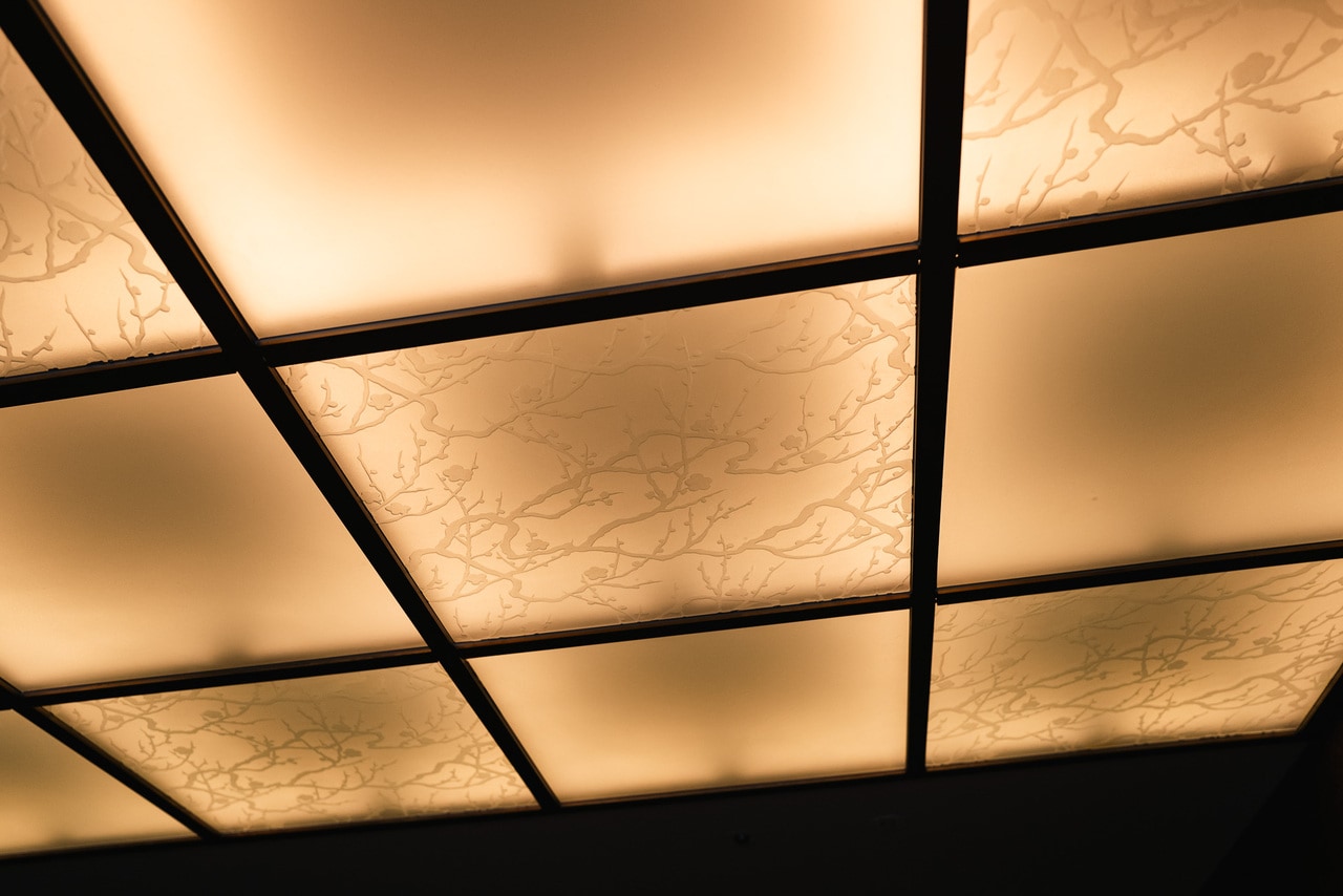 館内に入ってすぐの天井に使用されている「弥栄会館」時代のオリジナルのエッジング。