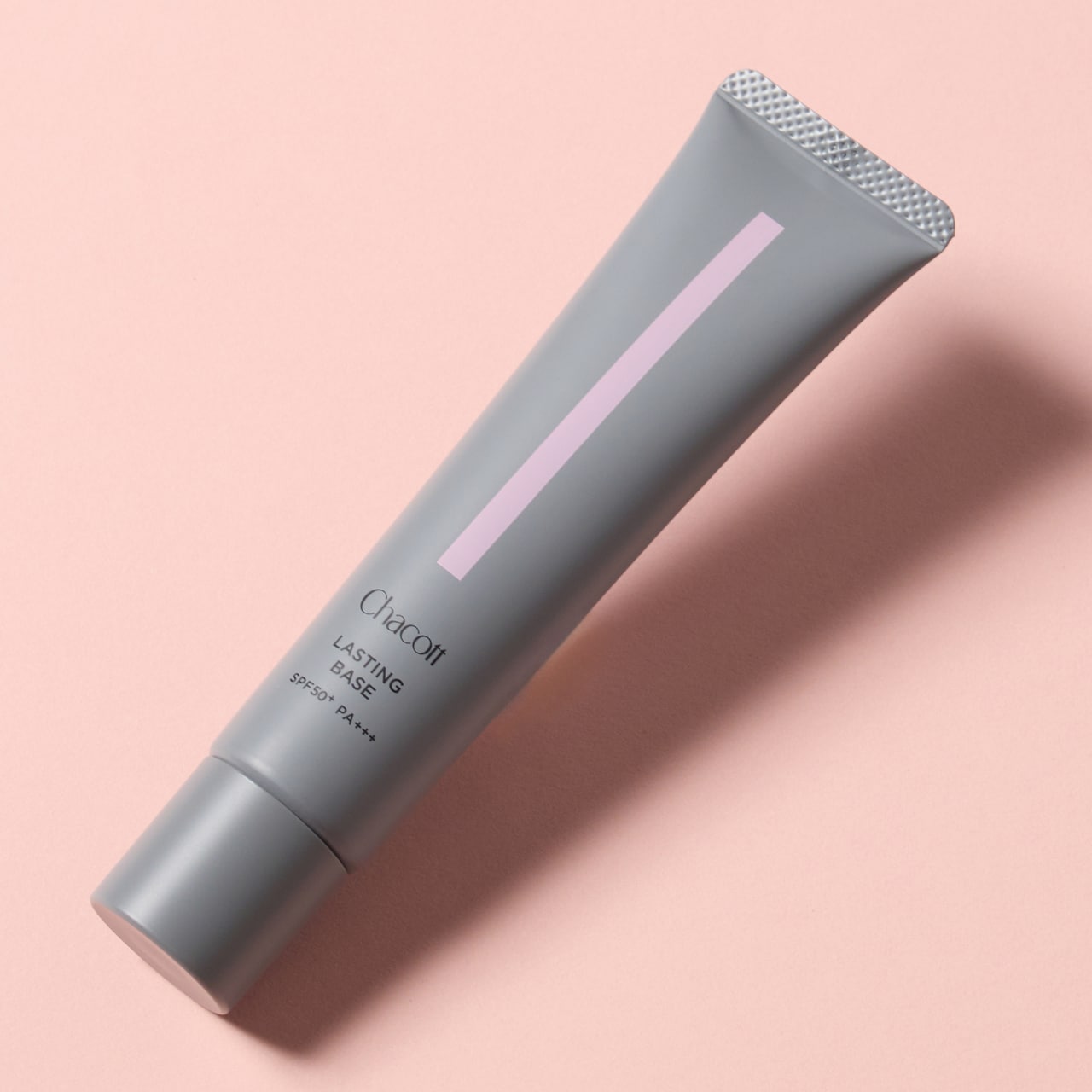 カバー力が高く、肌にしっかり密着し、メイク崩れを防ぐ下地。透明感と潤い効果を高くするマイカ（超薄膜板状セリサイト）を配合し、また黒色原料を配合することで、立体感のある「映える」メイクを演出する。肌の凹凸などをふわっとぼかすソフトフォーカス効果も備え、なめらかな肌に見せる。新色の560 ナチュラルピンクは、ピンクベースのベージュ系カラー。白浮きせずに肌色をワントーン明るく見せてくれる、万人向けカラー。ラスティングベース SPF50+・PA+++ 42g 1,760円／チャコット（チャコット・LOFT先行発売中、2026年3月20日発売）
