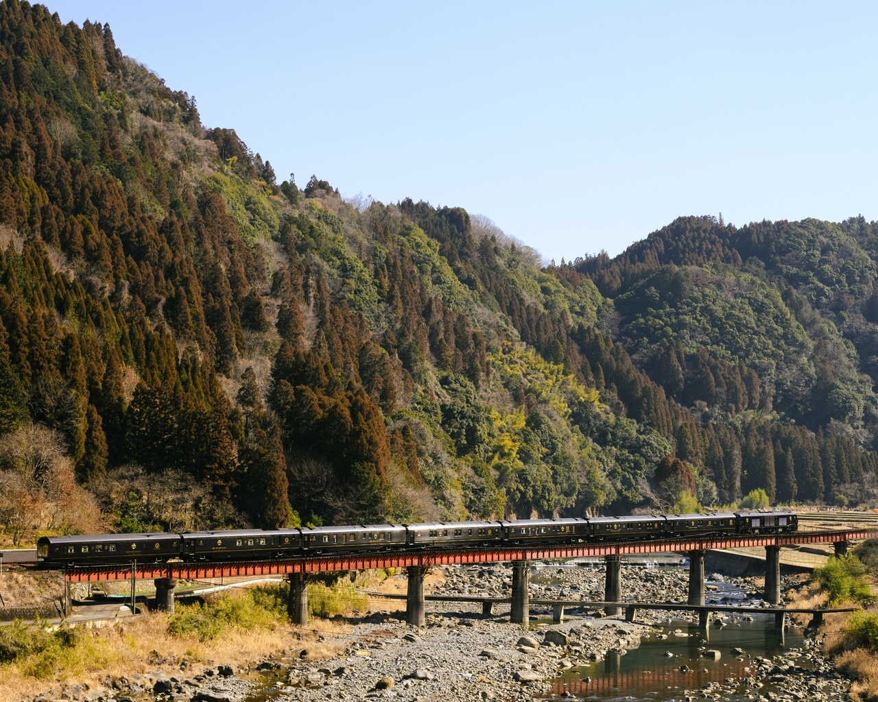 のどかな里山の風景のなかを走り抜ける「ななつ星 in 九州」。