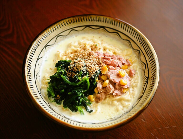 サッポロ一番塩ラーメン、お湯でなく牛乳で作るとコクが出ておいしいんです。