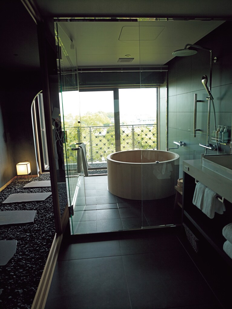 中庭のような空間が美しい贅沢なバスルーム。ゆったりとした丸いヒバ風呂でくつろぐ時間は格別。