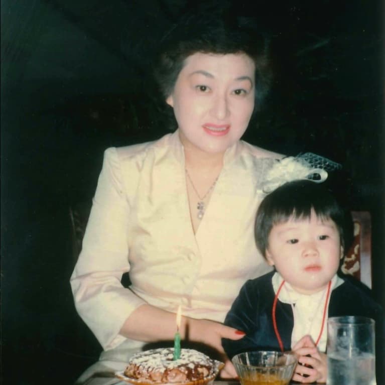 細木かおりさんが公開した母・細木数子さんとの貴重な２ショット（「細木かおり」公式Instagramより）。