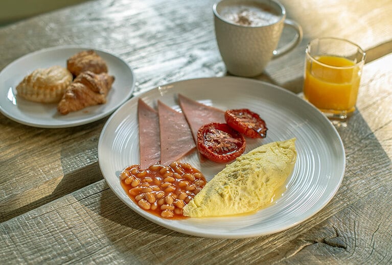 朝食はブッフェスタイル。卵料理はオーダー制。