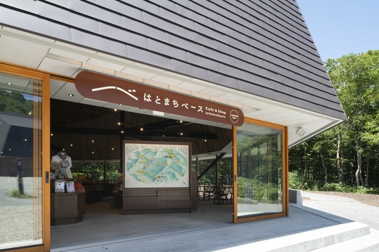 宿泊棟に隣接する「はとまちベース Cafe & Shop」。