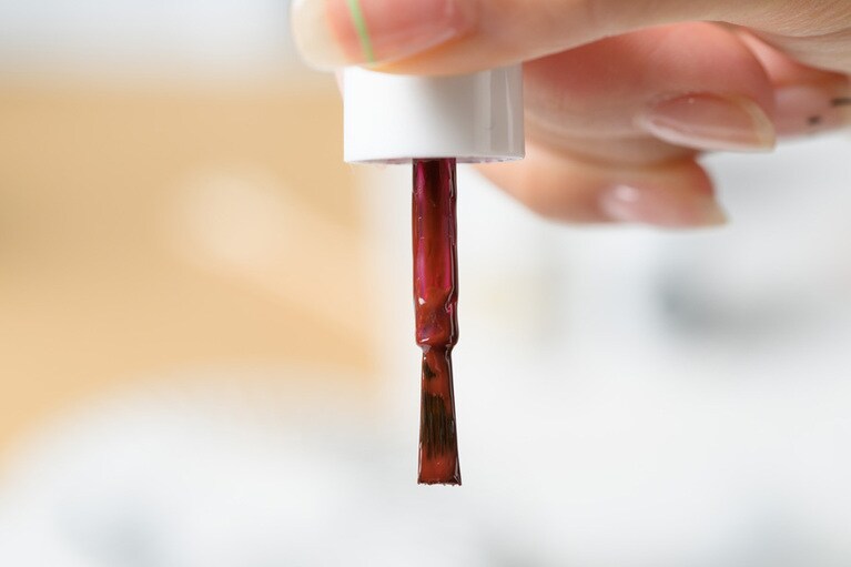 これはNG！　刷毛に取ってそのまま塗ると、厚塗りや失敗の原因に。