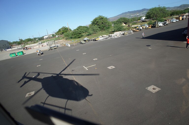 準備が整うと、ヘリコプターはふわりと地面から浮いた。