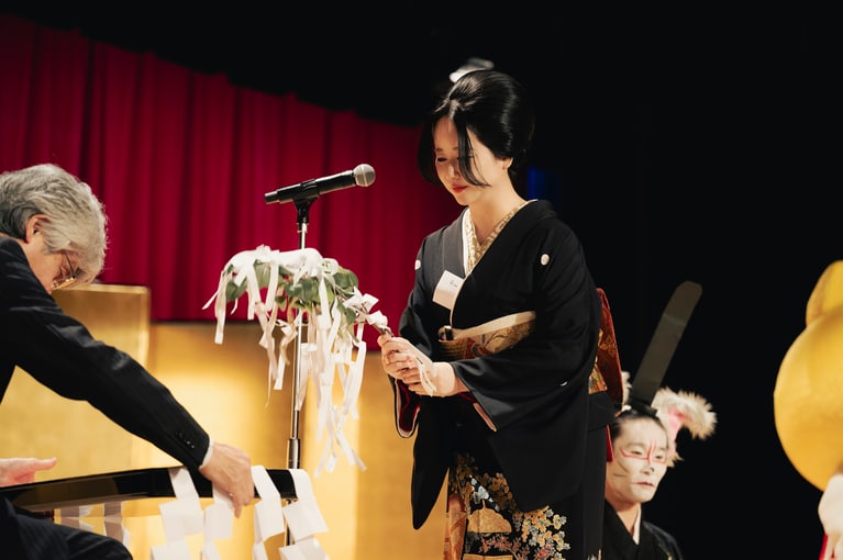 神主としてお守りの祈祷式を執り行う東村アキコさん。