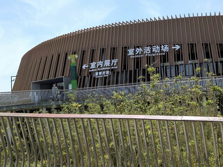 屋内と屋外の展示エリアを矢印で示しているパンダ舎。屋内のパンダの展示エリアは夏季のみと表示。2025年4月30日（水）。