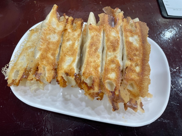 意外と焼き餃子を提供するお店は少ないので、食べられるお店は貴重。せっかくなので、看板メニューの蒸し餃子と食べ比べてみてください。