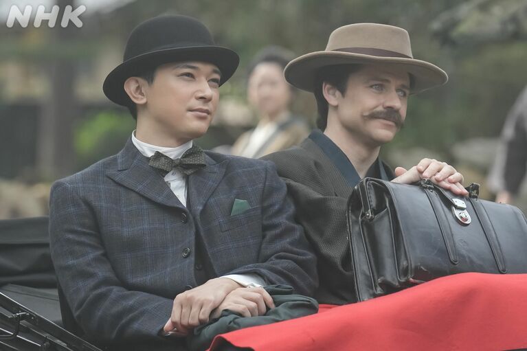 あと1枚…すっかり仲良しになった錦織とヘブンだったが…（『ばけばけ』公式Instagramより）