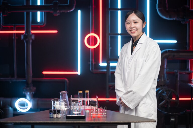 温泉の配管をモチーフにした空間「ラボ」では、温泉水を使ったミスト作りを体験（無料）。